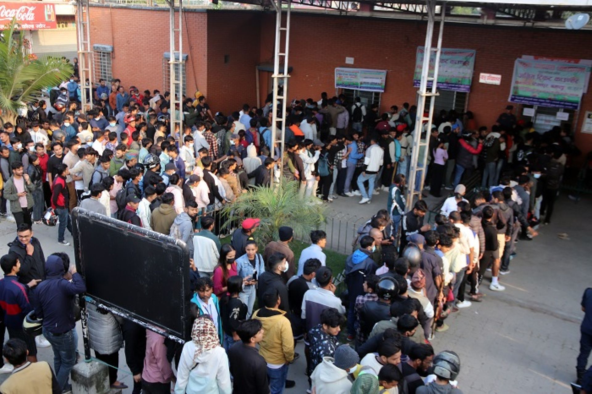 नयाँ बसपार्कमा टिकट लिनेको भिड, दुई दिनमा ३९ हजार ३६५ टिकट बुकिङ 